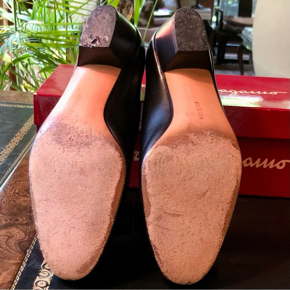 Salvatore Ferragamo Vara Pump Size 7B in Nero Calfskin - Picture 13 of 16